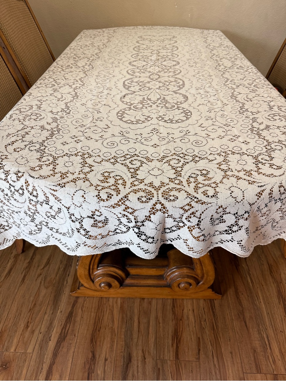 Bed Bath & Beyond Whitish cream Crochet Lace Tablecloth with Scalloped Edge